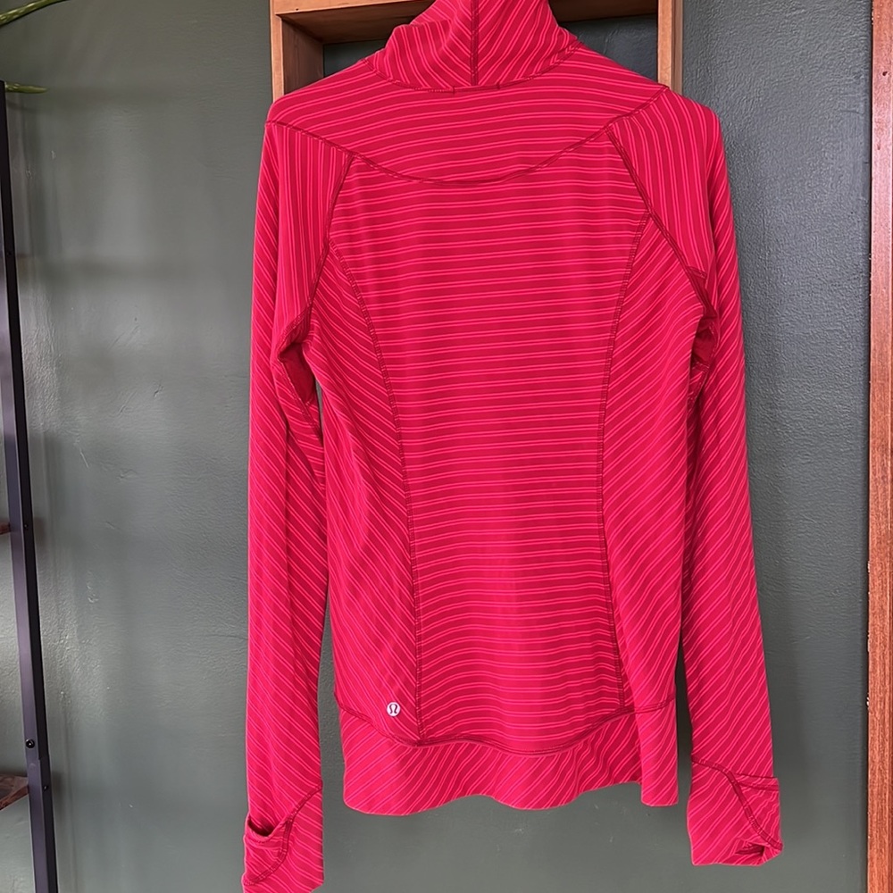 Lululemon Quarter Zip. Pocket and thumb holes. Great condition! Size 10